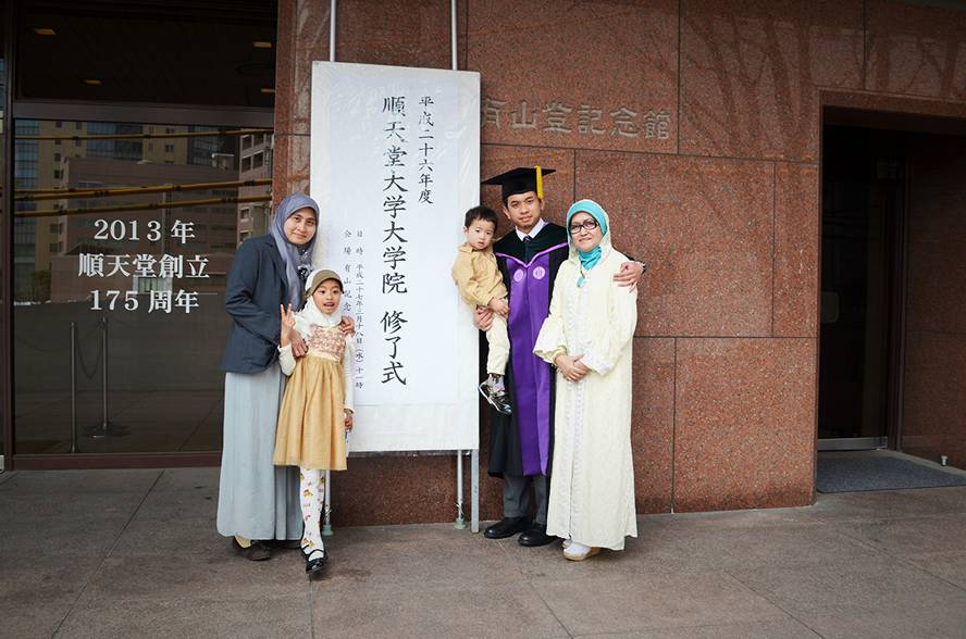 Dr. Fariz Nurwidya with his family